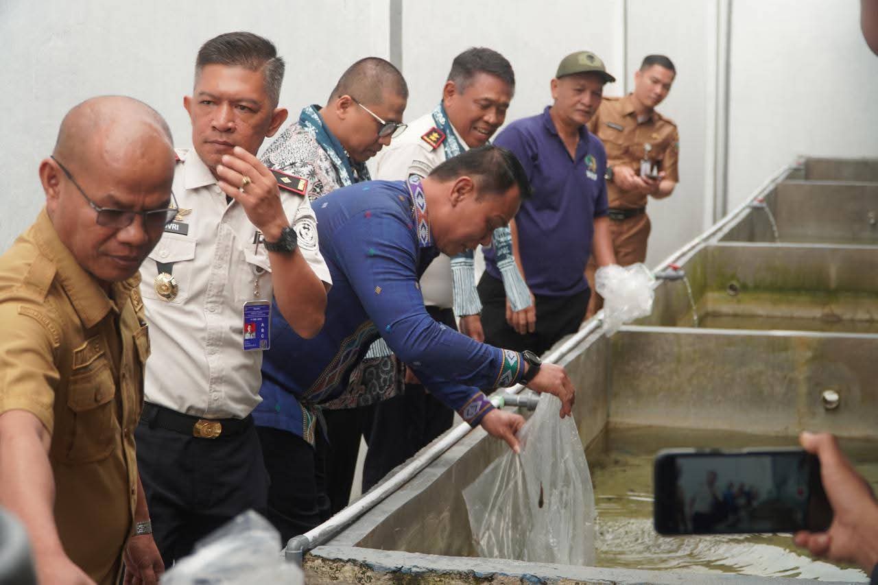 Suasana pelepasan bibit ikan dikolam Rutan.
